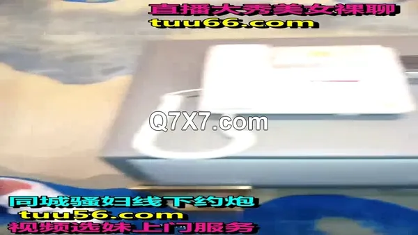 真实破处还穿着校服的00后妹子要买4999的手机，老哥直接给了五千的一打现金，代价就是破她的处女膜，把妹子弄疼哭了