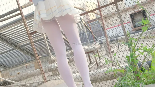 [4k][經典影片] ♈清纯邻家小妹♈森萝财团〖春雪〗可爱超短裙白色丝袜美腿足秀 白色丝袜玲珑小脚让人无限遐想 曼妙身姿少女清纯靓丽[1.08G/MP4/06:10][可能含有廣告，請預覽後下載]