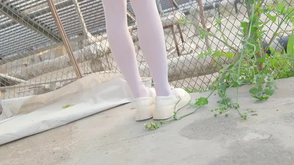 [4k][經典影片] ♈清纯邻家小妹♈森萝财团〖春雪〗可爱超短裙白色丝袜美腿足秀 白色丝袜玲珑小脚让人无限遐想 曼妙身姿少女清纯靓丽[1.08G/MP4/06:10][可能含有廣告，請預覽後下載]
