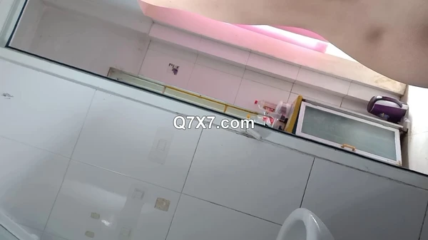 [720p]邪恶的房东浴室暗藏摄像头偷拍B毛浓郁的美骚货洗澡