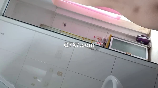 [720p]邪恶的房东浴室暗藏摄像头偷拍B毛浓郁的美骚货洗澡
