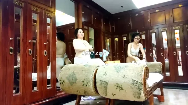 [1080p]大众浴室内部员工偷拍 几位白白嫩嫩的美淫娃洗澡换衣服