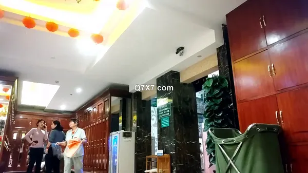 [1080p]大众浴室内部员工偷拍 几位白白嫩嫩的美淫娃洗澡换衣服