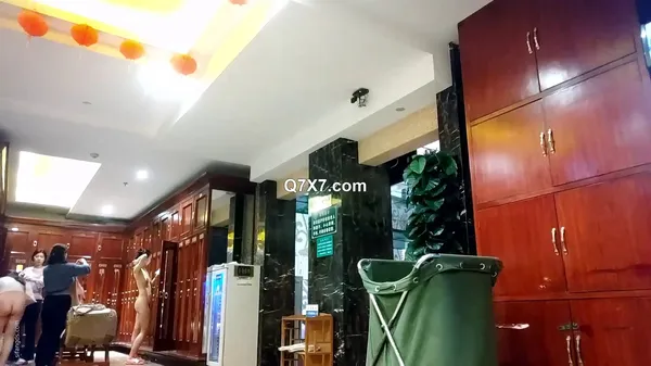 [1080p]大众浴室内部员工偷拍 几位白白嫩嫩的美淫娃洗澡换衣服