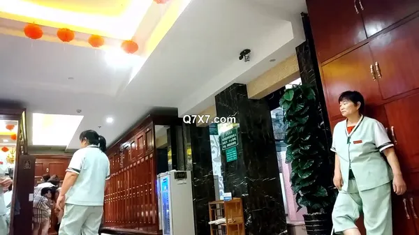 [1080p]大众浴室内部员工偷拍 几位白白嫩嫩的美淫娃洗澡换衣服