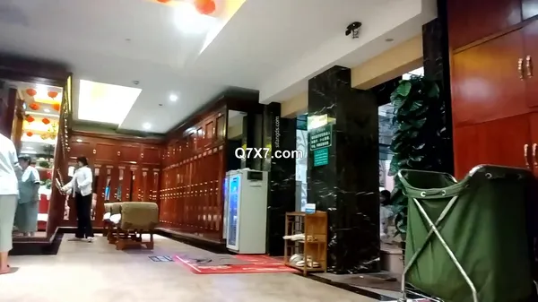 [1080p]大众浴室内部员工偷拍 几位白白嫩嫩的美淫娃洗澡换衣服
