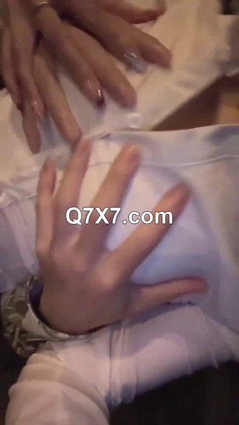 极品身材反差婊骚货『叶子』复出最新合集，黑丝袜M腿制服诱惑 户外露出啪啪，长腿翘臀女神在大鸡鸡下姿意承欢 2