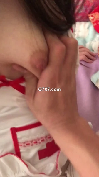 极品反差婊：清纯可爱的小妹纸被男友无套猛艹，超骚超主动，稀疏的阴毛，主动靠近磨逼逼，太爽太刺激了！