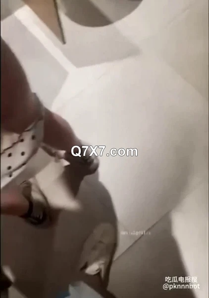 抖音40万粉博主[铃]不雅视频曝光，被健身教练带到商场厕所猛操