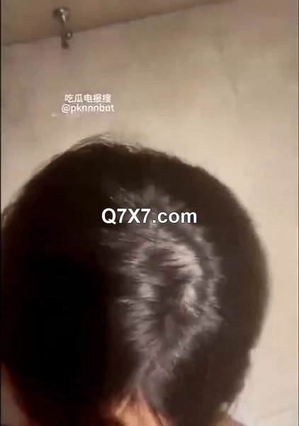 抖音40万粉博主[铃]不雅视频曝光，被健身教练带到商场厕所猛操