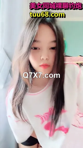 清纯美少女[小周妹妹]自己闺房自摸诱惑，超粉嫩小骚穴特写，揉捏奶子磨蹭阴蒂，美臀更是诱人