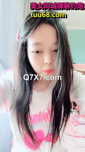 清纯美少女[小周妹妹]自己闺房自摸诱惑，超粉嫩小骚穴特写，揉捏奶子磨蹭阴蒂，美臀更是诱人