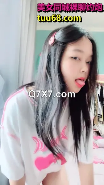 清纯美少女[小周妹妹]自己闺房自摸诱惑，超粉嫩小骚穴特写，揉捏奶子磨蹭阴蒂，美臀更是诱人