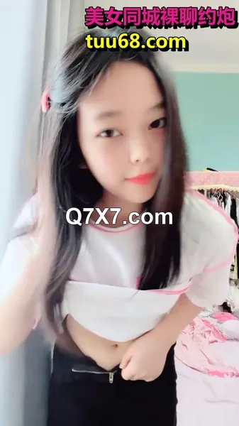 清纯美少女[小周妹妹]自己闺房自摸诱惑，超粉嫩小骚穴特写，揉捏奶子磨蹭阴蒂，美臀更是诱人
