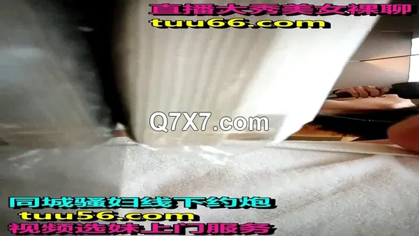 澡堂子偷拍白皙小妞撅起来屁股带头套浓密穴毛碾压旁边闺蜜大黑B大森林的诱惑