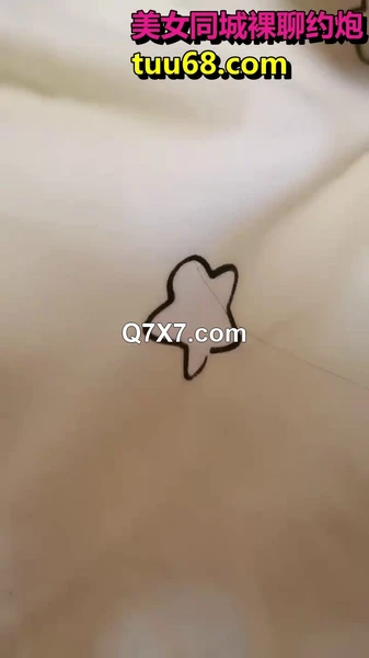大二学舞蹈贫乳妹子和炮友啪啪，很乖巧脱衣舞扭动喊爸爸，浴室洗澡张开双腿掰穴特写，边操边揉奶子呻吟非常酥麻