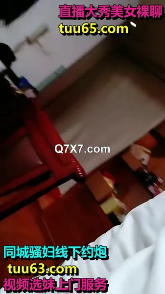 剧情演绎：给自己的骚母下春药，情欲来后捧着巨乳乱啃，直接无套艹骚母，没想到老爸来电话，一边艹一边接电话，太刺激了直接内射流精！