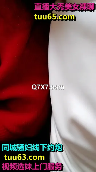 剧情演绎：给自己的骚母下春药，情欲来后捧着巨乳乱啃，直接无套艹骚母，没想到老爸来电话，一边艹一边接电话，太刺激了直接内射流精！