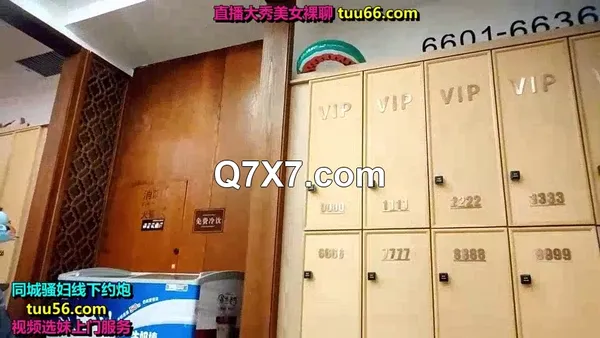 五月流出大神雇佣女偷拍客潜入大众浴池更衣化妆间偷拍浴客vip区更衣3个大奶学妹室