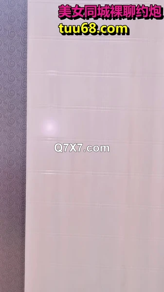 粉红色奶头顶级美乳小妞，身材一级棒，腰细胸大美腿，开档黑丝骑乘操逼，美臀特写极度诱惑，第一视角后入无套内射流精