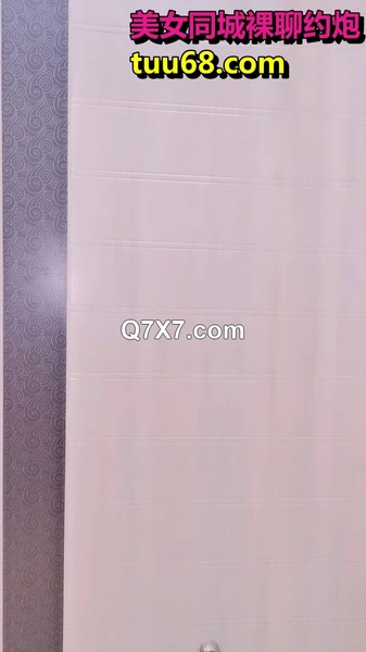粉红色奶头顶级美乳小妞，身材一级棒，腰细胸大美腿，开档黑丝骑乘操逼，美臀特写极度诱惑，第一视角后入无套内射流精
