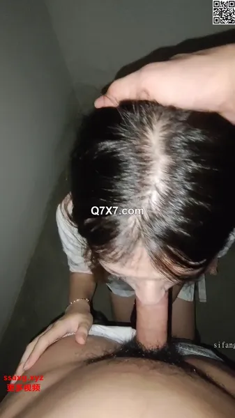 [S级别泄密]诺崽与男友楼梯口啪啪听到邻居说话声好刺激的一炮