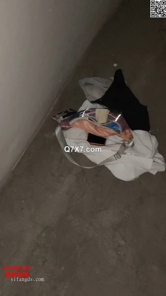 [S级别泄密]诺崽与男友楼梯口啪啪听到邻居说话声好刺激的一炮