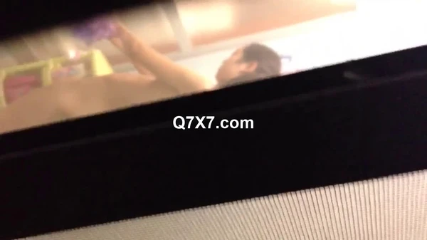 [720p]冒死爬墙偷窥对门 白白嫩嫩的美少妇洗澡