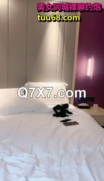 奶头也是粉色的极品颜值网红美女，情趣耳朵一脸懵逼，笑起来甜美，单腿黑丝骑乘爆插，射的太快多没爽到