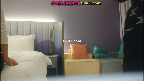 《用利抽插》丰乳大屁股大奶妹，超短裙一把抱住揉奶子，镜头前深喉插嘴，开档灰丝扣穴后人爆插1080P高清横版