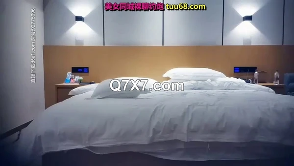 28 帅小伙约操长发飘飘清纯兼职美女，笑起来甜美乖巧，脱掉衣服白嫩美乳，翘起美臀69舔屌，后入激情爆插蜜穴