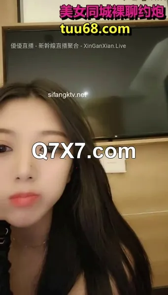长得既清纯 又骚逼的9分超高颜值女神下海 被土豪炮轰，本人确实也够骚的，真正的蝴蝶粉逼
