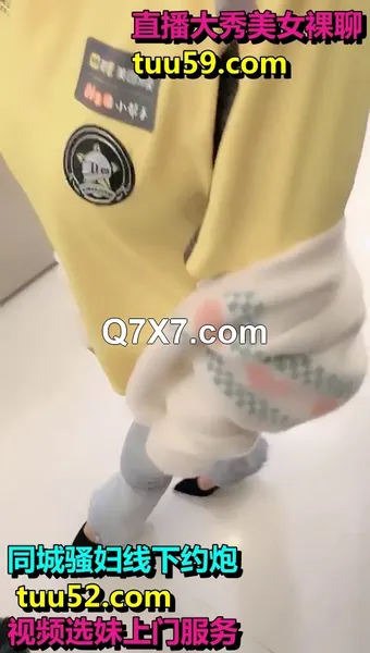 剧情演绎：美团上买了个假阳具，女外卖员送货上门进行勾引，直接推到一顿爆草内射流精！