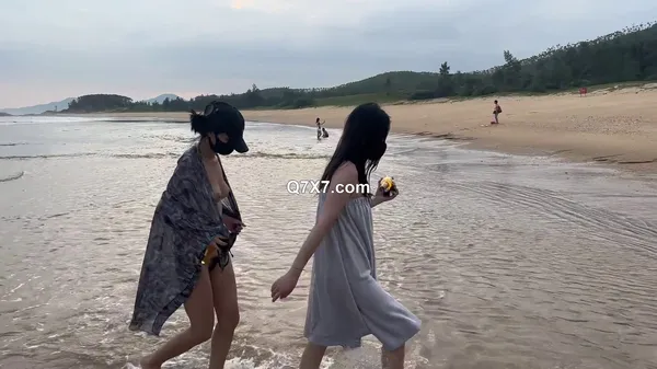[1080p]2025新品]，天花板露出狂人大胆少妇[cikaimoon]付费②，闹市公园白天各种人前露出，屌炸天