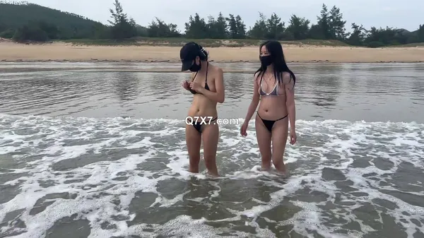 [1080p]2025新品]，天花板露出狂人大胆少妇[cikaimoon]付费②，闹市公园白天各种人前露出，屌炸天