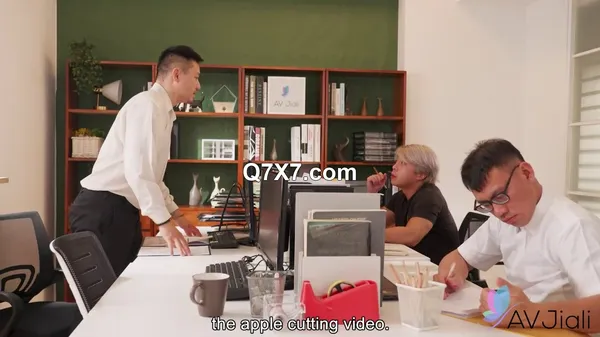 [720p]网络明星尤莉与她的炮友玩乐（AV Jiali）2024 WEB-DL
