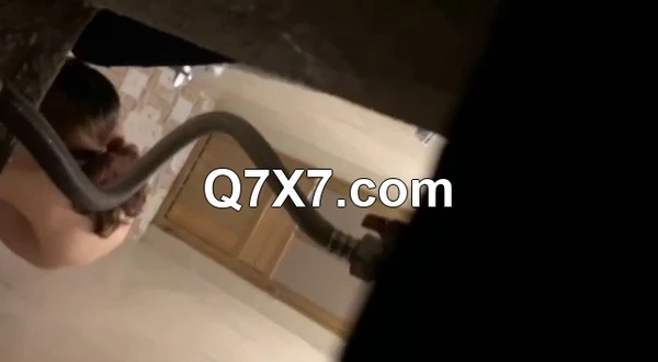 贵在真实，色胆包天公寓房趴气窗偷拍，多位小仙女洗澡，都是苗条型的，还有大奶子高颜值，爽歪歪