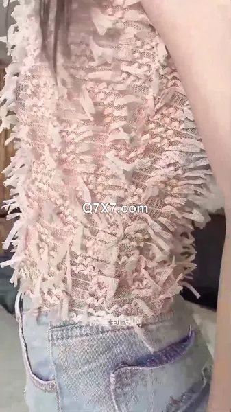 性感女房客让我去她家帮她换灯泡❤️发现她床上竟然还有成人玩具一时精虫上脑控制不住的强奸内射中出了她无水印版