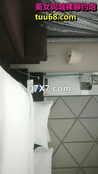 干劲利速-01年冷艳花臂酷酷美女，掰开双腿欣赏鲍鱼，扶着细腰大鸡巴顶入，顶级美臀一上一下夹的好爽