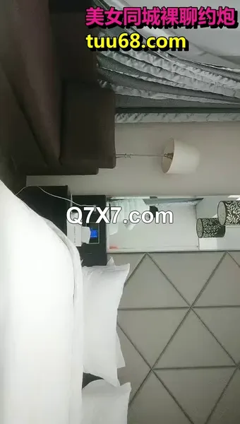 干劲利速-01年冷艳花臂酷酷美女，掰开双腿欣赏鲍鱼，扶着细腰大鸡巴顶入，顶级美臀一上一下夹的好爽