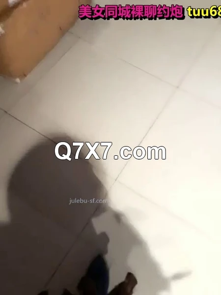 铁锤MM和J夫在商场试衣间做爱 怕被听见捂住嘴