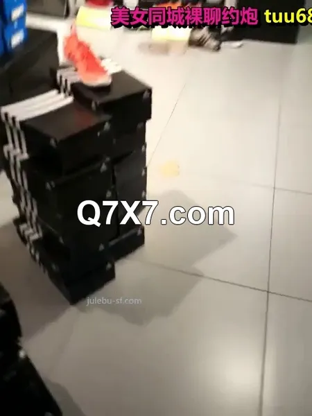铁锤MM和J夫在商场试衣间做爱 怕被听见捂住嘴