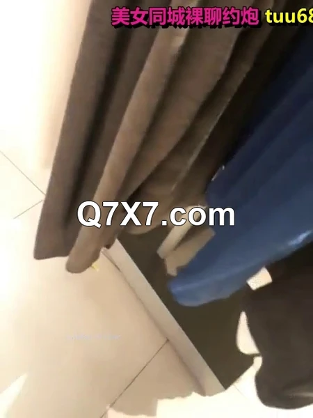 铁锤MM和J夫在商场试衣间做爱 怕被听见捂住嘴