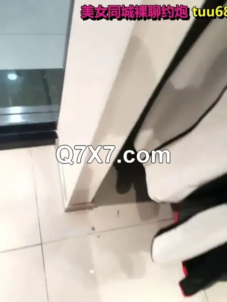 铁锤MM和J夫在商场试衣间做爱 怕被听见捂住嘴