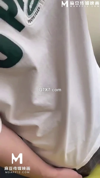 通往性福的班次 淫荡骚货在火车上色诱抽烟的小伙 直接在厕所打炮啪啪后入榨精 太刺激了这种艳遇