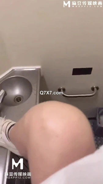 通往性福的班次 淫荡骚货在火车上色诱抽烟的小伙 直接在厕所打炮啪啪后入榨精 太刺激了这种艳遇