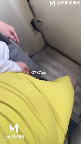 通往性福的班次 淫荡骚货在火车上色诱抽烟的小伙 直接在厕所打炮啪啪后入榨精 太刺激了这种艳遇