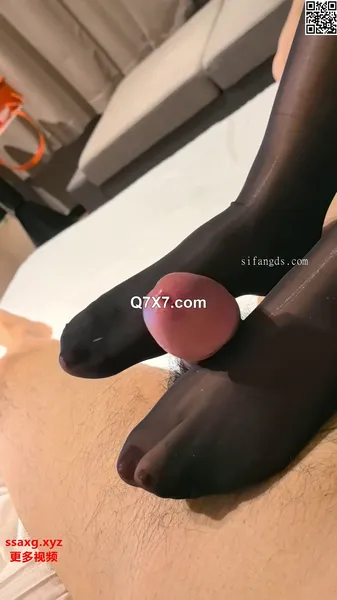 ⚫️云盘高质露脸B级泄密，让反差骚女友穿上好利来制服肏完在足交，小浪蹄子是相当的配合