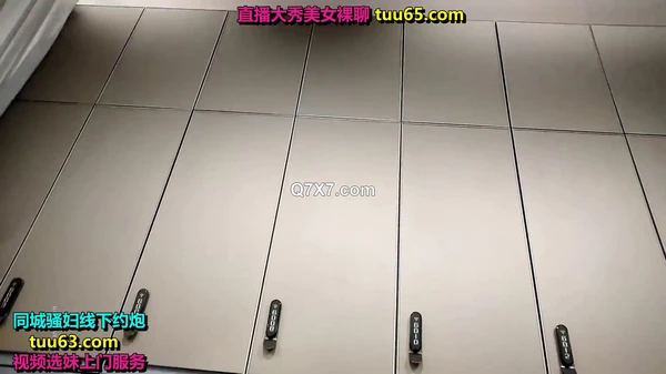[1080p]五月新流出女偷拍客潜入澡堂子更衣室偷拍女浴客更衣目测有几个身材苗条妹子
