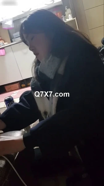 韩国 大学生为男友前 #隆胸 未拆线而且还来 #大姨妈 都要闯红灯做爱